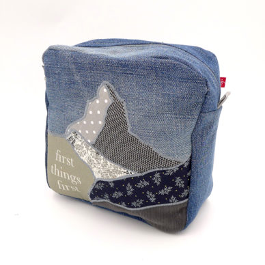 Kosmetyczka mała z aplikacją - góra w szarościach