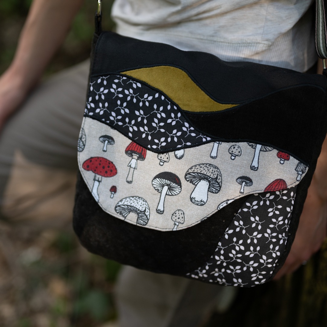 Torba listonoszka – czarny z muchomorkami - obrazek 6