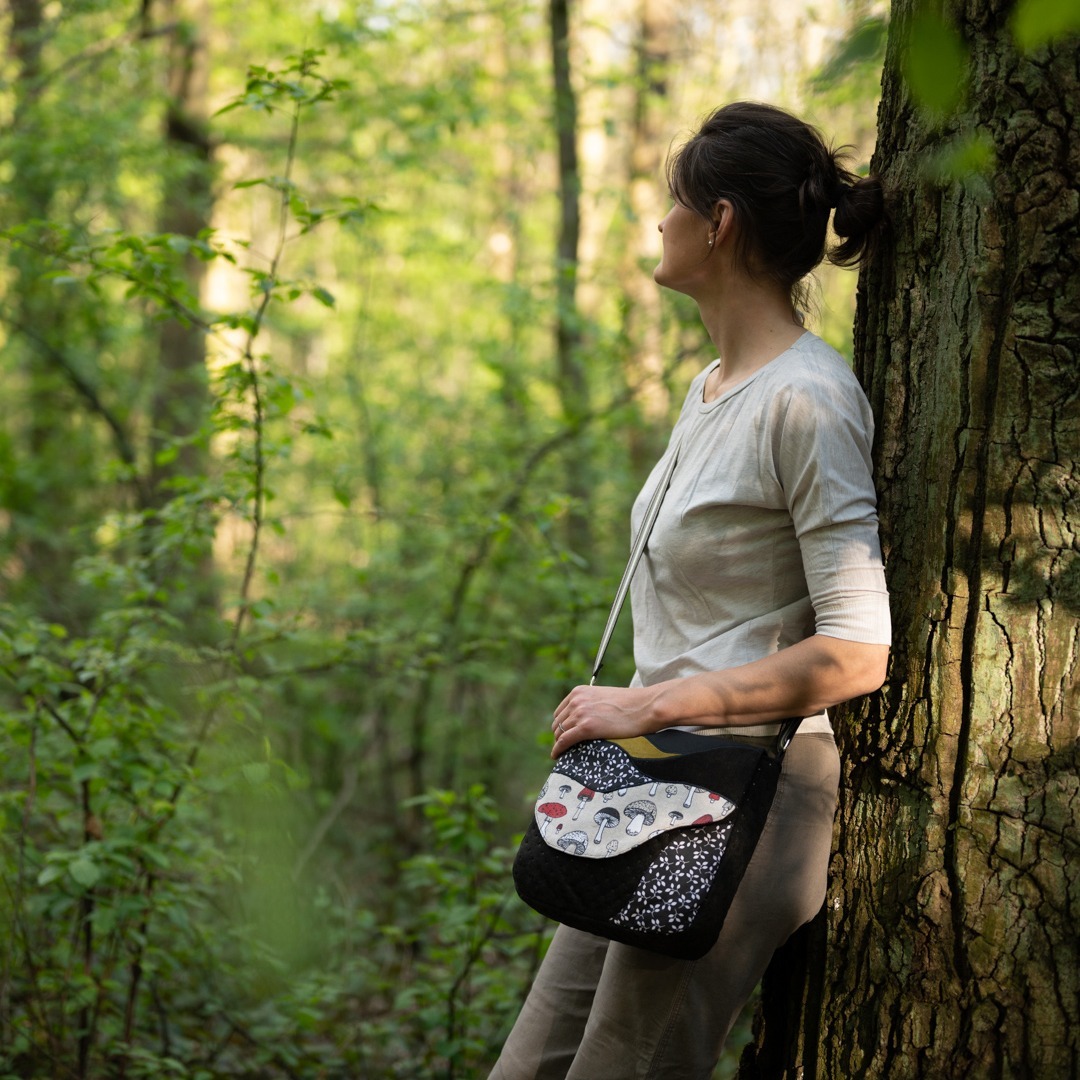 Torba listonoszka – czarny z muchomorkami - obrazek 5