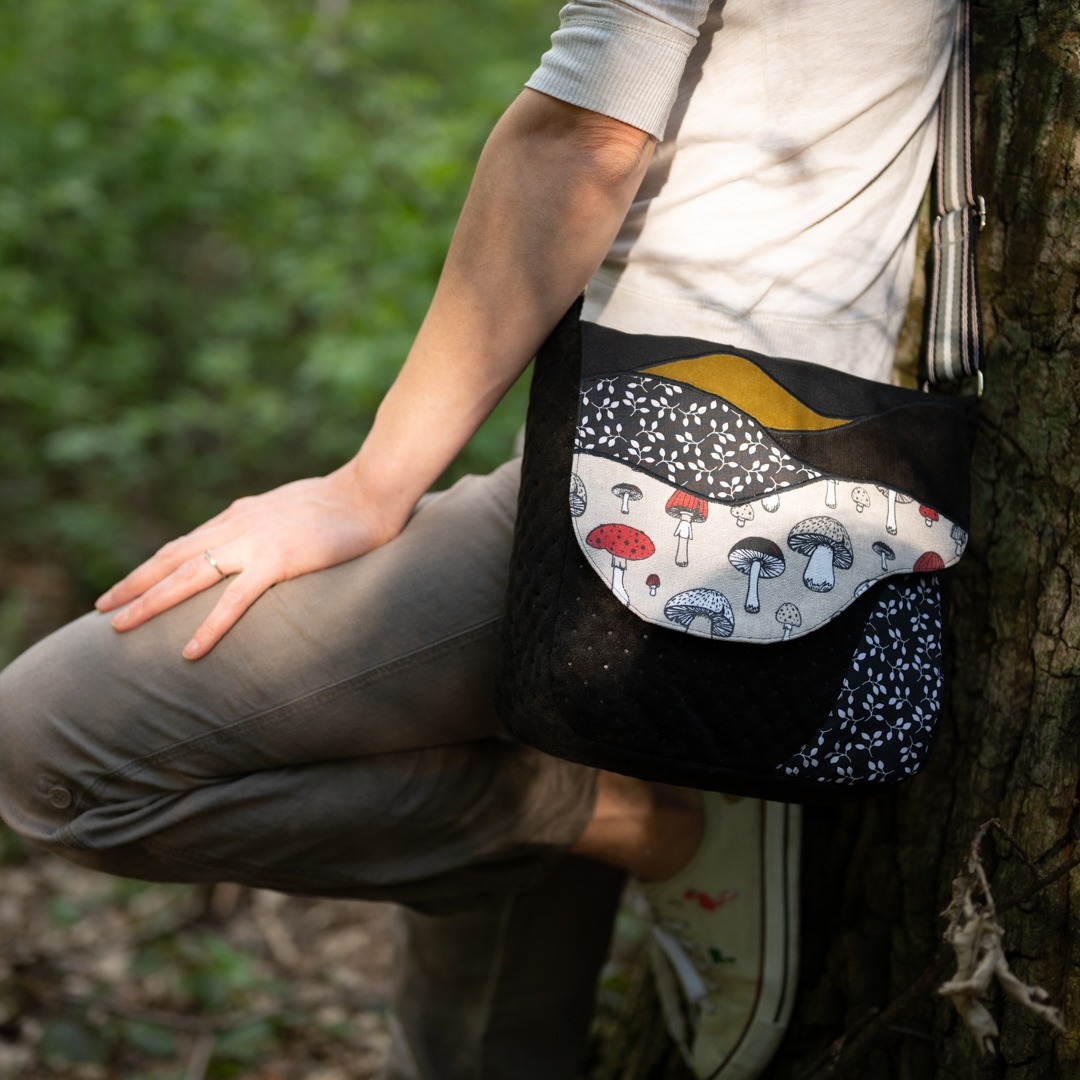 Torba listonoszka – czarny z muchomorkami - obrazek 7