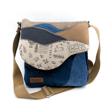 Torba listonoszka – błękit i beż z wiejskim pejzażem