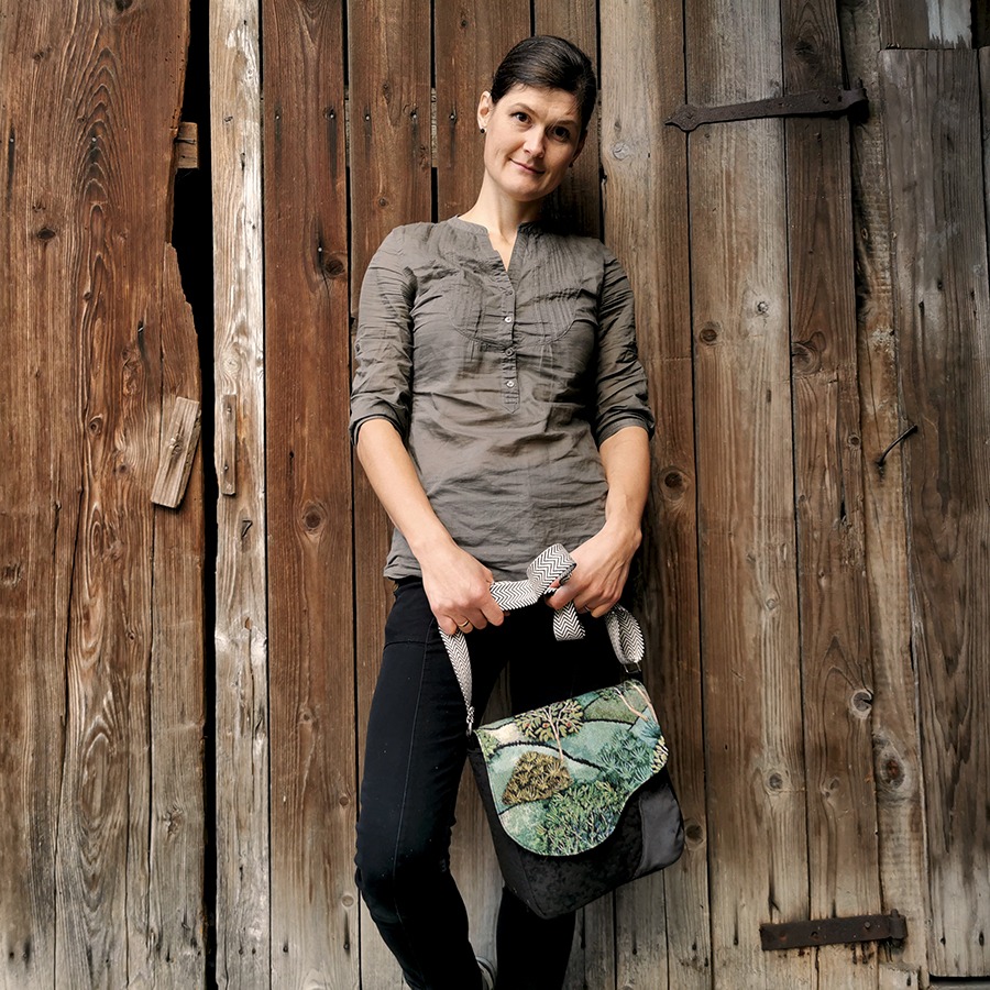 Torba listonoszka – czarny z zielonym pejzażem V2 - obrazek 8