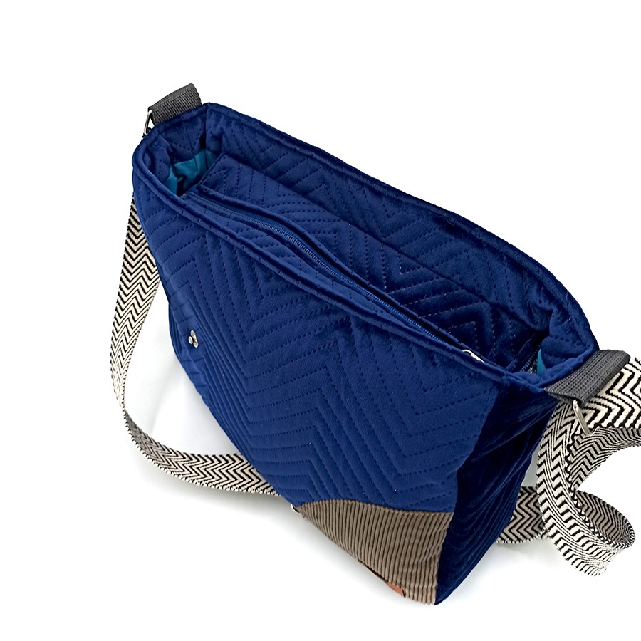 Torba listonoszka duża – granat z leśnym pejzażem i szopem - obrazek 3