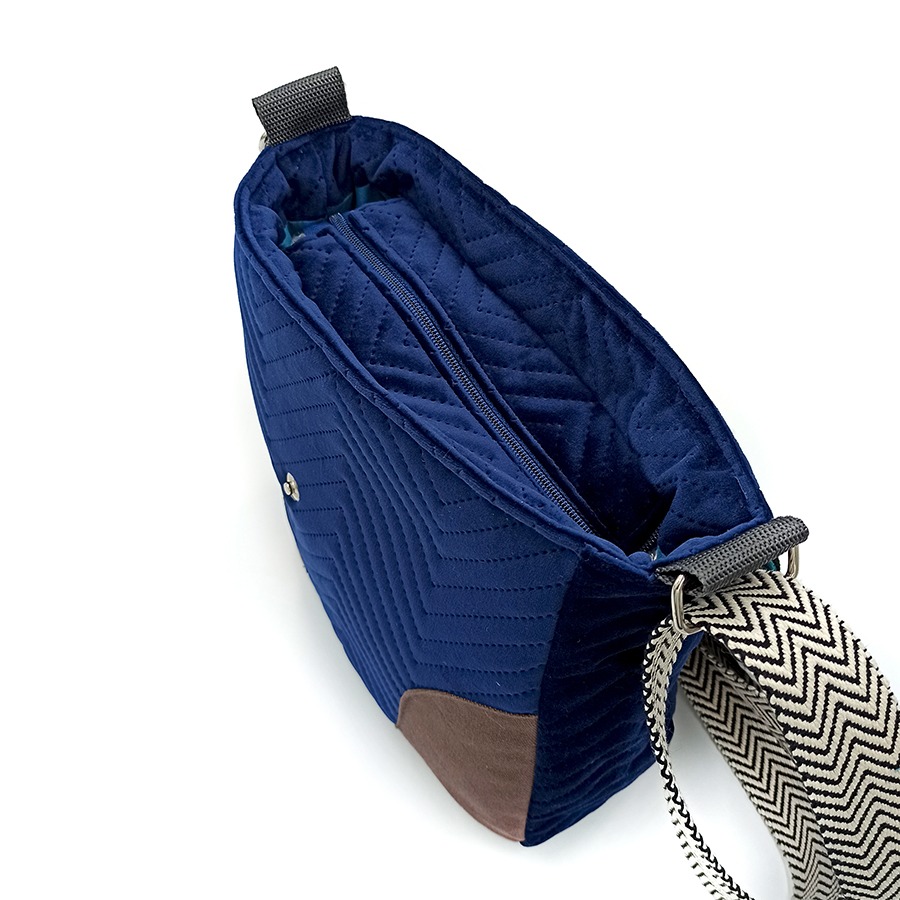 Torba listonoszka – granat z leśnym pejzażem i szopem - obrazek 3