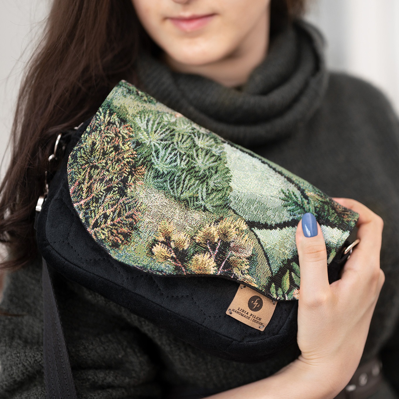 Torebka mała – czarny z zielonym pejzażem