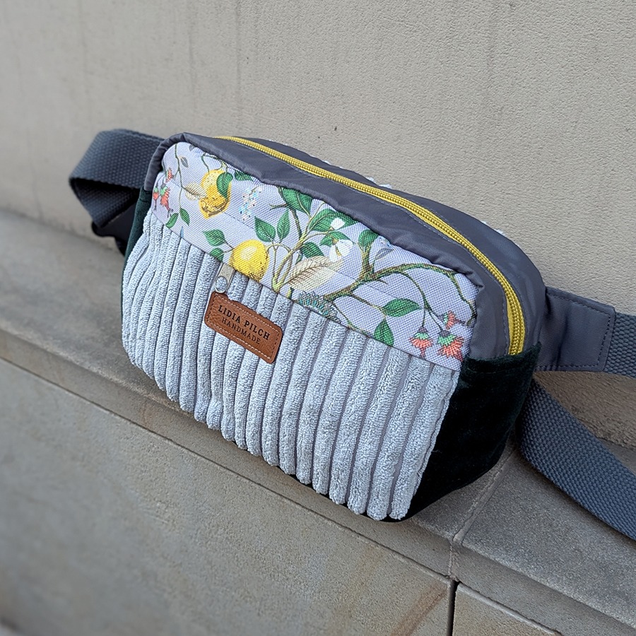 Saszetka nerka szyta ręcznie ze sztruksu tapicerskiego z motywem roślin i cytryn w kolorze popielatym, szarym i ciemnozielonym