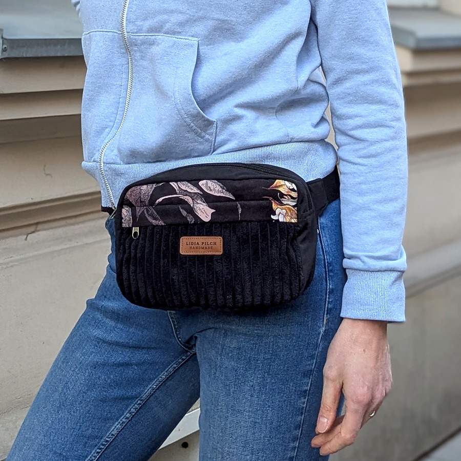 Czarna saszetka biodrowa handmade z roślinnym panelem i klamrą, idealna na co dzień