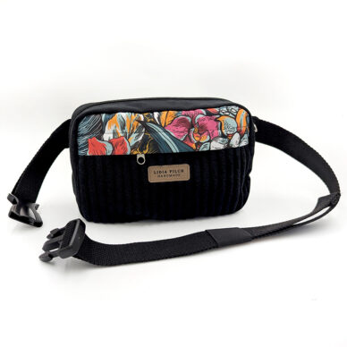 Nerka prostokątna - czarny z czerwonymi kwiatami