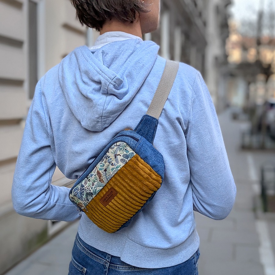 Unikatowa nerka z tapicerskiego sztruksu w kolorze miodowym z roślinnym panelem, noszona przez ramię