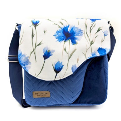 Torebka listonoszka handmade Lidia Pilch w kolorze granatowym z białą klapą ozdobioną niebieskimi kwiatami chabru, elegancka i funkcjonalna.