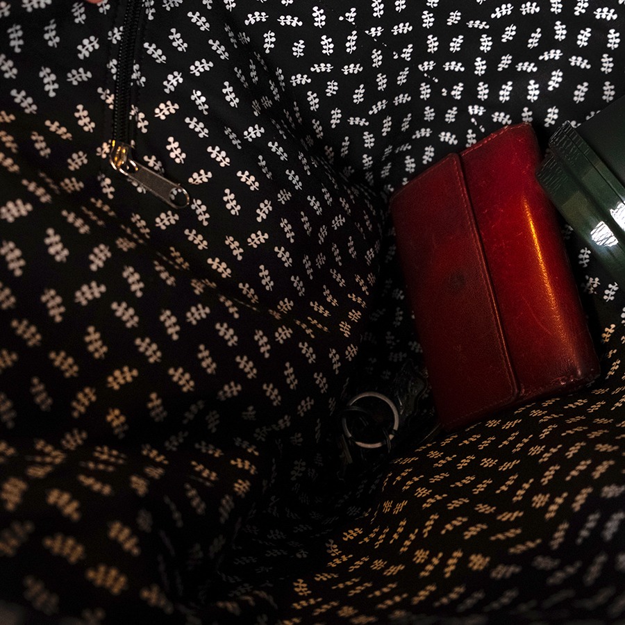 Torba na ramię - czarna z motywem roślinnym - obrazek 9