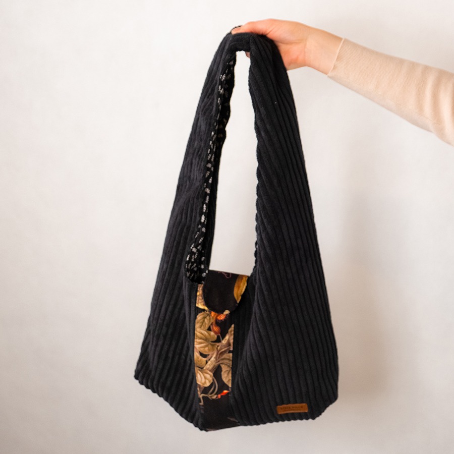 Torba na ramię - czarna z motywem roślinnym - obrazek 7