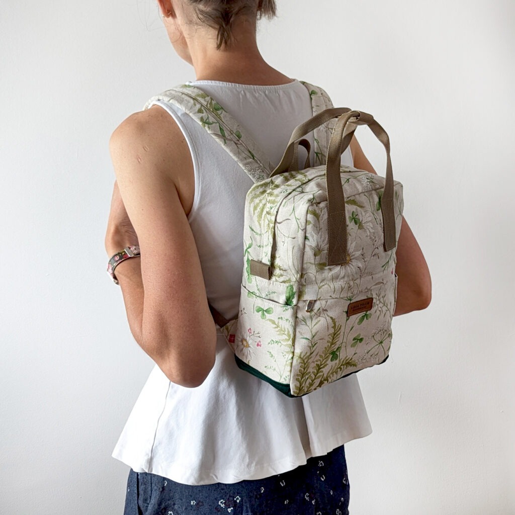 Wodoodporny plecak miejski z motywem cytryn, szyty plecak damski Lidia Pilch na wiosenny spacer