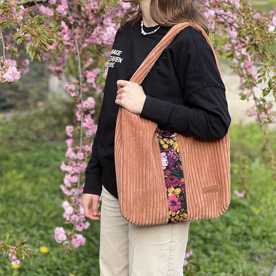 Torba na ramię - brzoskwiniowa z kwiatami - obrazek 2