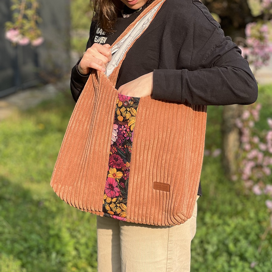 Torba na ramię - brzoskwiniowa z kwiatami - obrazek 10