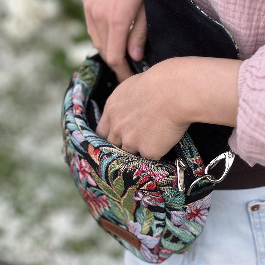 Odkryj wyjątkowe małe torebki damskie handmade od Lidia Pilch. Unikalne wzory w kwiaty, wysoka jakość i polskie rękodzieło. Sprawdź na www.podarunek.art!